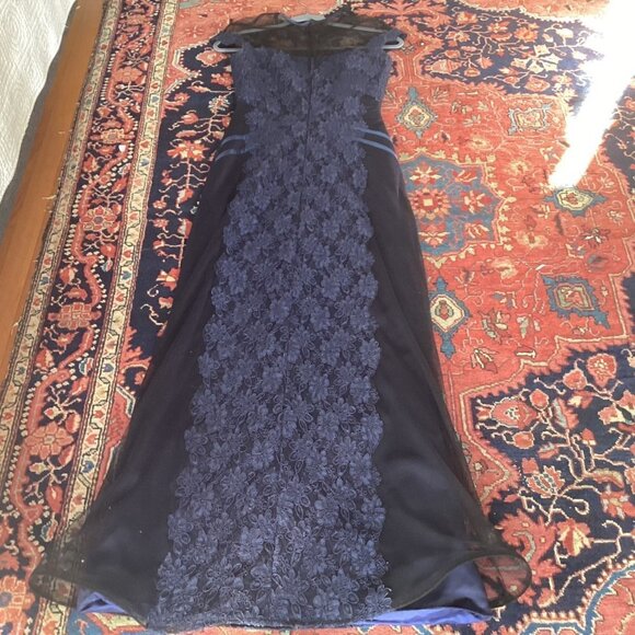 Formal Gown eugenia navy size 8 - Picture 3 of 13